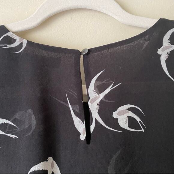 Banana Republic | Swallow Bird Print Blouse Top 3/4 Sleeves Gray White Petite M - Picture 6 of 9